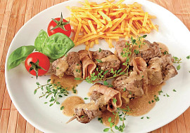 Kuřecí játra na jehle se žampiony a jablkem