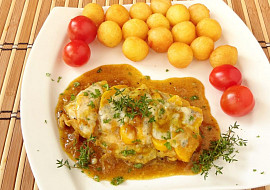 Kuřecí prsa na kari s broskvemi