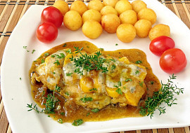 Kuřecí prsa na kari s broskvemi