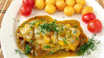 Kuřecí prsa na kari s broskvemi