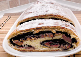 Kynutý závin s mákem a kompotovanými švestkami