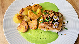 Pečené brambory, treska a velouté ze špenátu