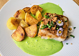 Pečené brambory, treska a velouté ze špenátu