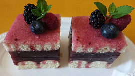 Piškotové kostky s lesním ovocem