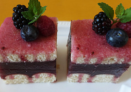 Piškotové kostky s lesním ovocem