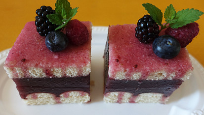 Piškotové kostky s lesním ovocem