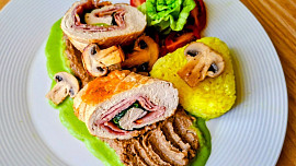 Plněná kuřecí prsa, žampionové pyré a kari rýže