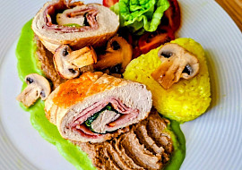 Plněná kuřecí prsa, žampionové pyré a kari rýže