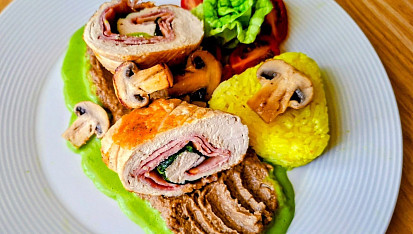 Plněná kuřecí prsa, žampionové pyré a kari rýže