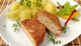 Sekaný řízek s tvarůžky a barevnou paprikou