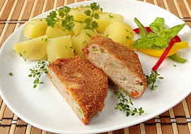 Sekaný řízek s tvarůžky a barevnou paprikou