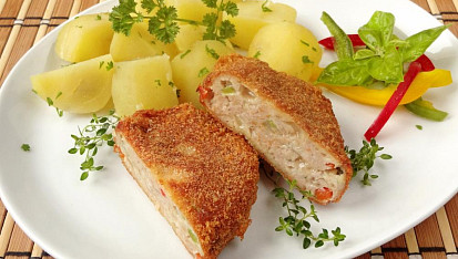 Sekaný řízek s tvarůžky a barevnou paprikou