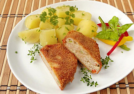 Sekaný řízek s tvarůžky a barevnou paprikou