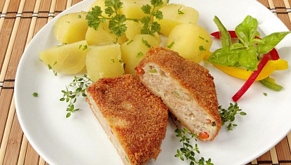 Sekaný řízek s tvarůžky a barevnou paprikou