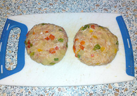 Sekaný řízek s tvarůžky a barevnou paprikou