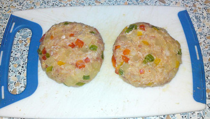 Sekaný řízek s tvarůžky a barevnou paprikou