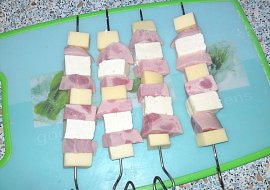 Smažený šunkový špíz s balkánským sýrem