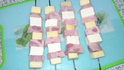 Smažený šunkový špíz s balkánským sýrem