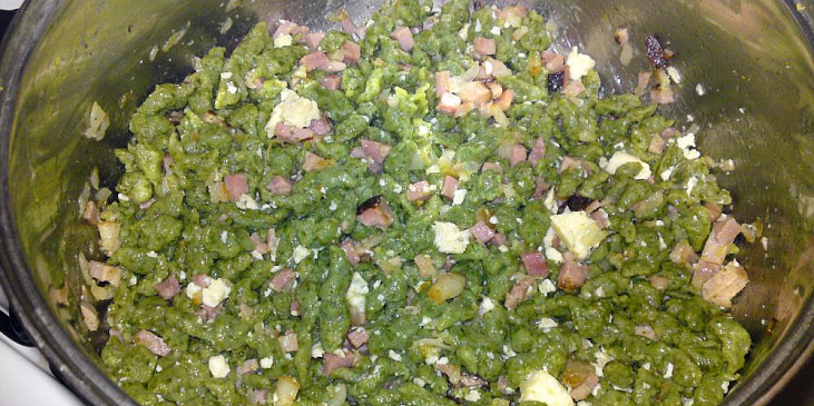 Špenátové halušky se slaninou a brynzou