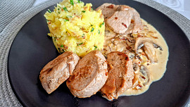 Vepřová panenka s houbami na smetaně a šťouchanými brambory