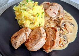 Vepřová panenka s houbami na smetaně a šťouchanými brambory