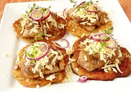 Vepřové medailonky s bramboráčky a oštěpkom