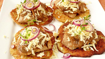 Vepřové medailonky s bramboráčky a oštěpkom