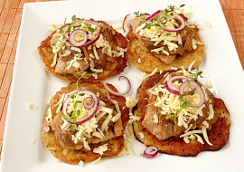 Vepřové medailonky s bramboráčky a oštěpkom