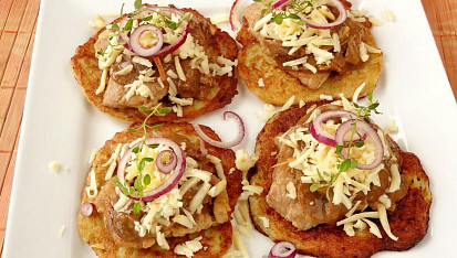 Vepřové medailonky s bramboráčky a oštěpkom