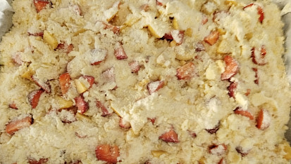 Drobenkový koláč s pudinkem a jahodami