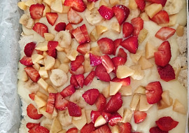 Drobenkový koláč s pudinkem a jahodami