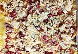 Drobenkový koláč s pudinkem a jahodami