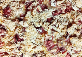 Drobenkový koláč s pudinkem a jahodami