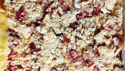 Drobenkový koláč s pudinkem a jahodami