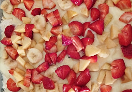 Drobenkový koláč s pudinkem a jahodami