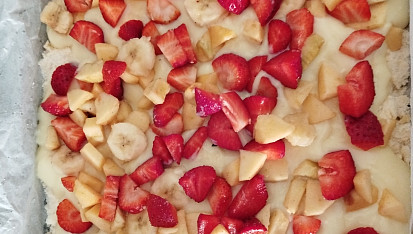 Drobenkový koláč s pudinkem a jahodami