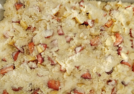 Drobenkový koláč s pudinkem a jahodami