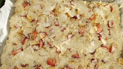 Drobenkový koláč s pudinkem a jahodami