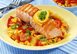 Grilovaný losos na kukuřičném salátu