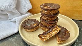 Datlové košíčky s arašídovým máslem