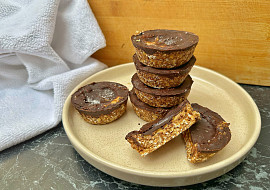 Datlové košíčky s arašídovým máslem