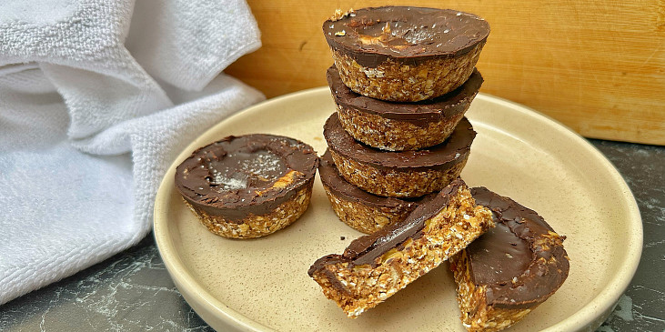 Datlové košíčky s arašídovým máslem