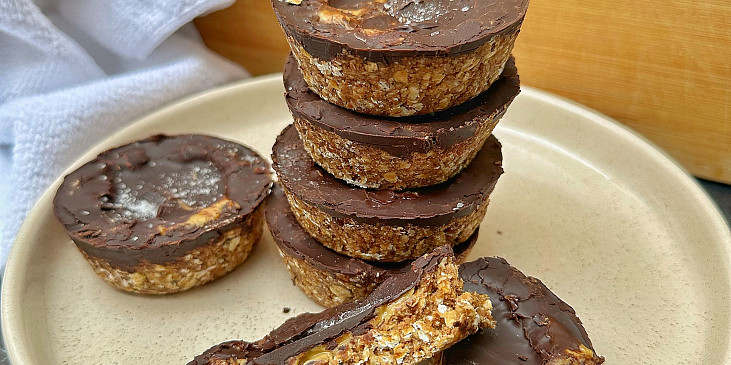 Datlové košíčky s arašídovým máslem