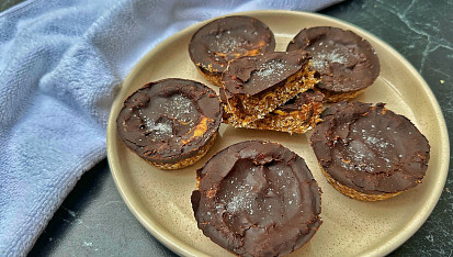 Datlové košíčky s arašídovým máslem