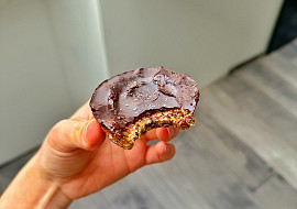 Datlové košíčky s arašídovým máslem