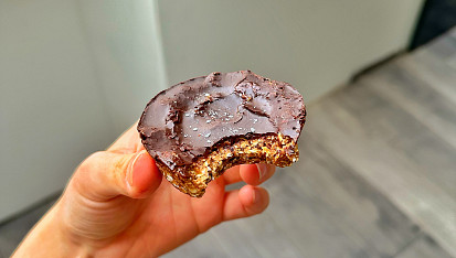 Datlové košíčky s arašídovým máslem