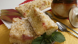 Rychlý rebarborový koláč se skořicovou drobenkou