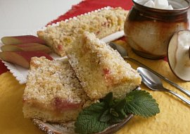 Rychlý rebarborový koláč se skořicovou drobenkou