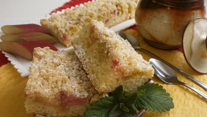 Rychlý rebarborový koláč se skořicovou drobenkou