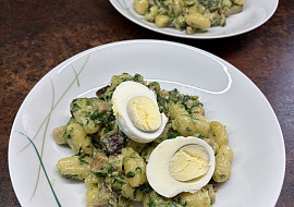 Bramborové noky s baby špenátem, šunkou a smetanou